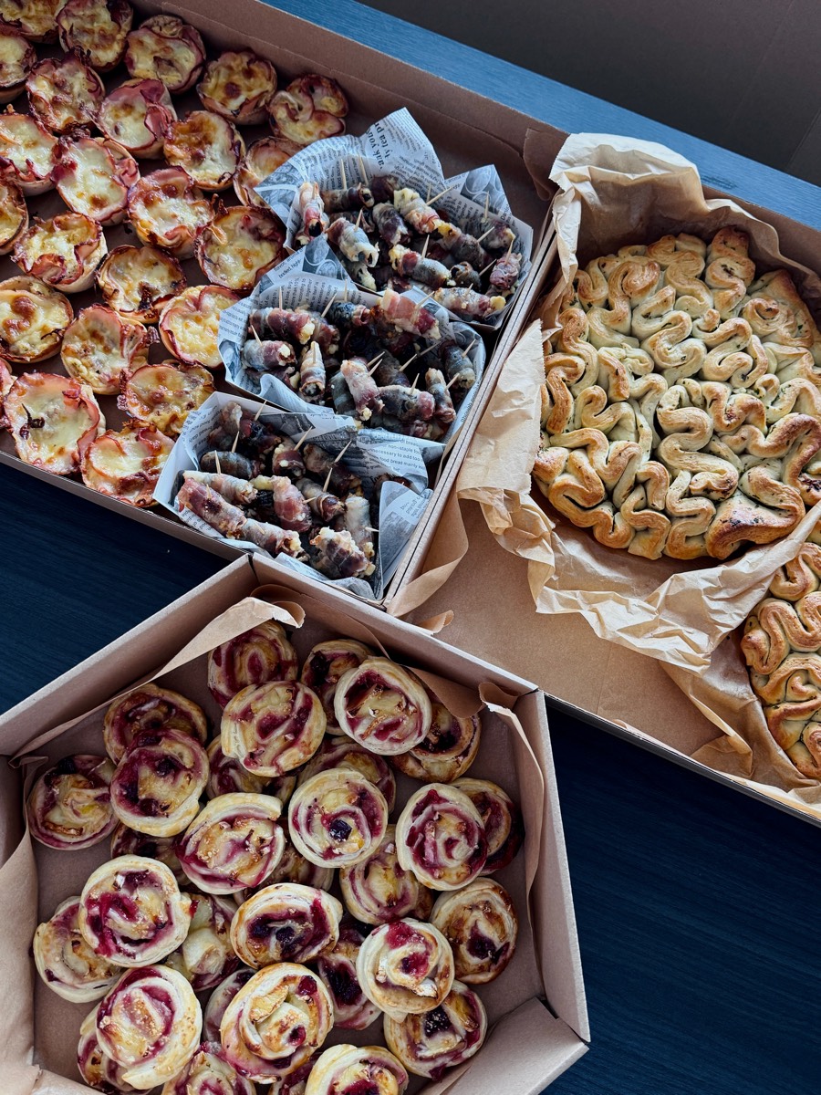 Trzy duże boxy: mini pizzerinki, śliwki w boczku, rwany chlebek czosnkowy i rollsy z żurawiną