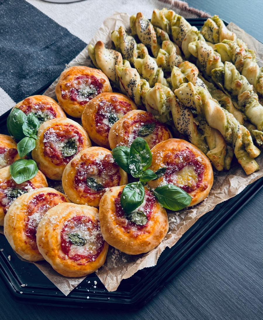 Mini pizzerinki z bazylią i parmezanem oraz skręcane paluchy z pesto i makiem