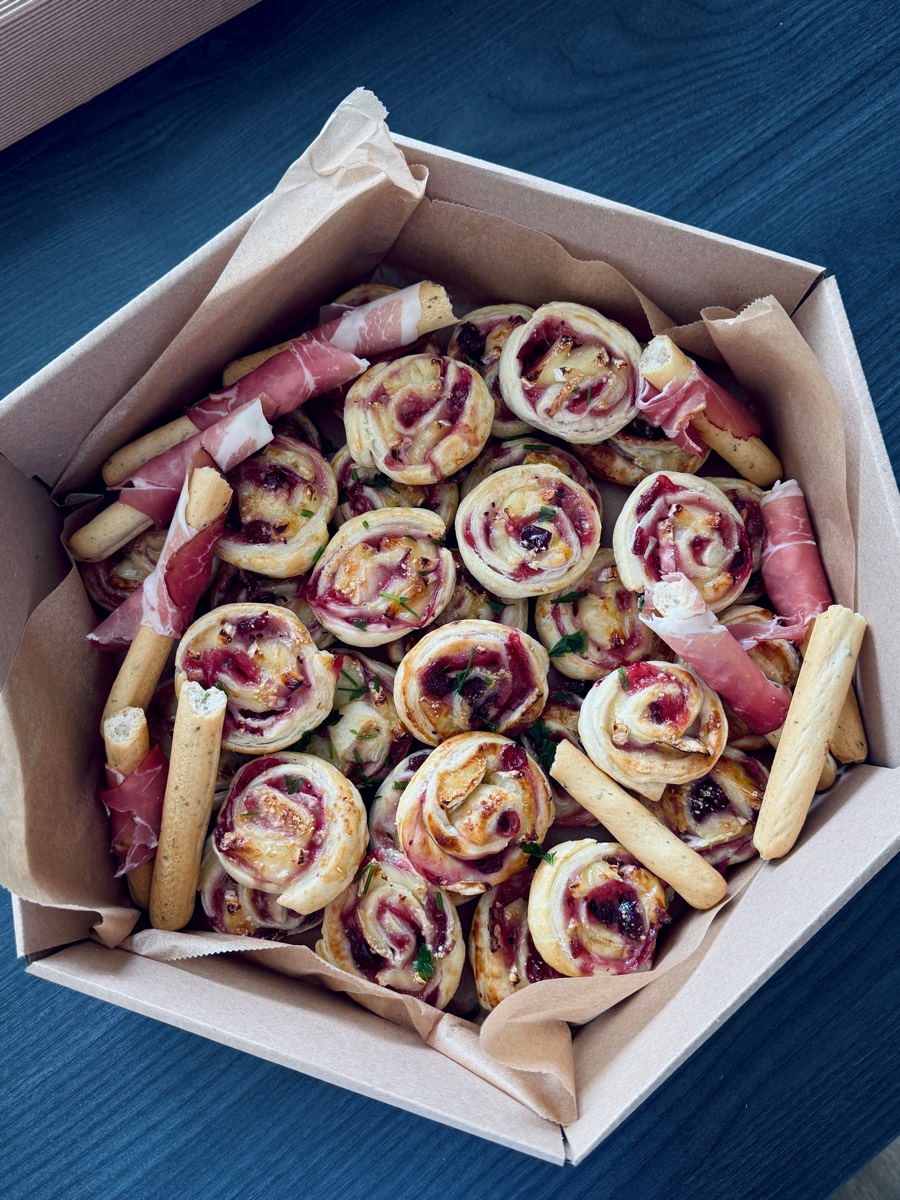 Sześciokątny box z rollsami z żurawiną i serem, paluszkami serowymi i roladkami z prosciutto