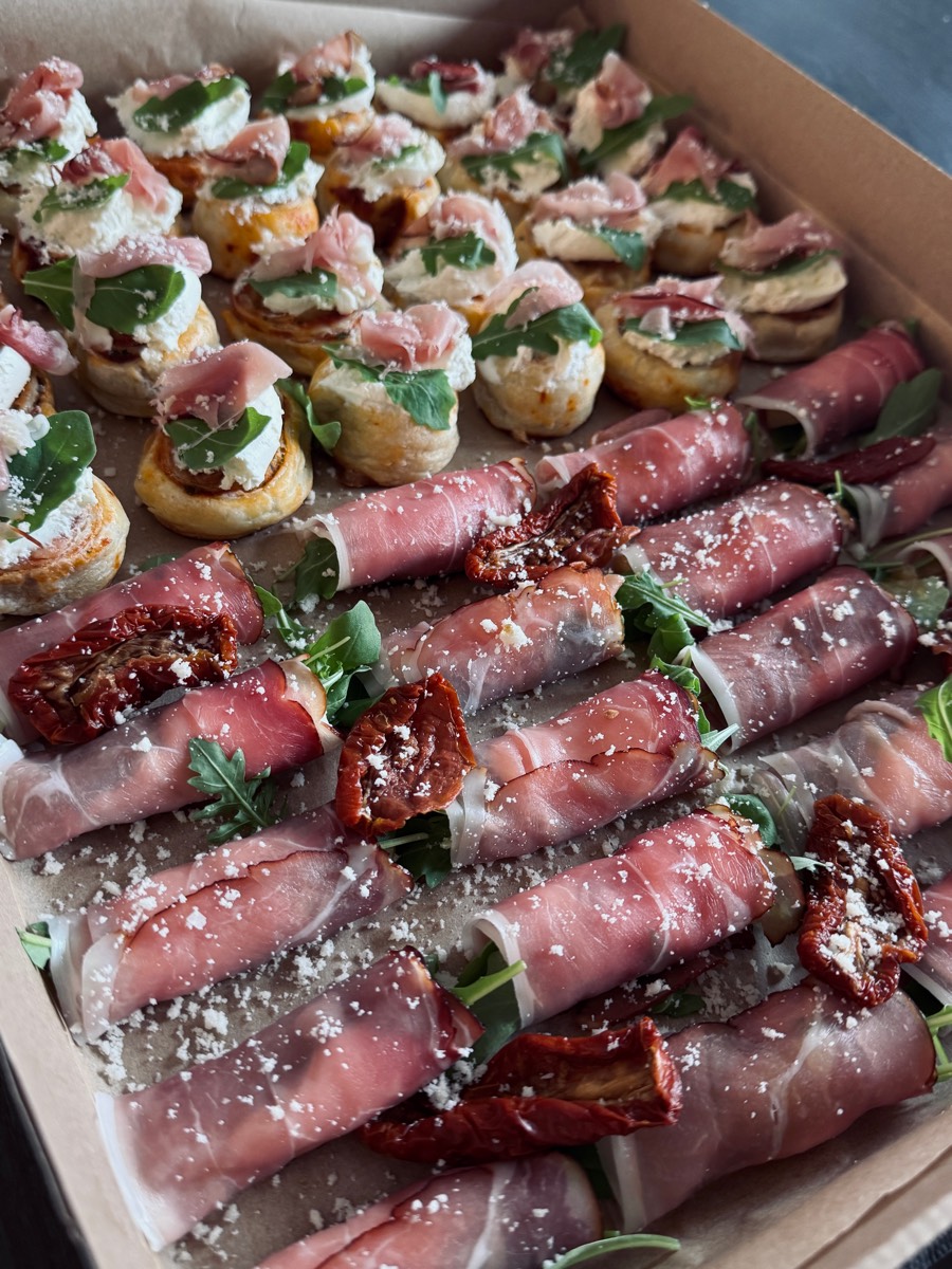 Box z tartinkami z serkiem i szynką dojrzewającą oraz roladkami z prosciutto z suszonymi pomidorami