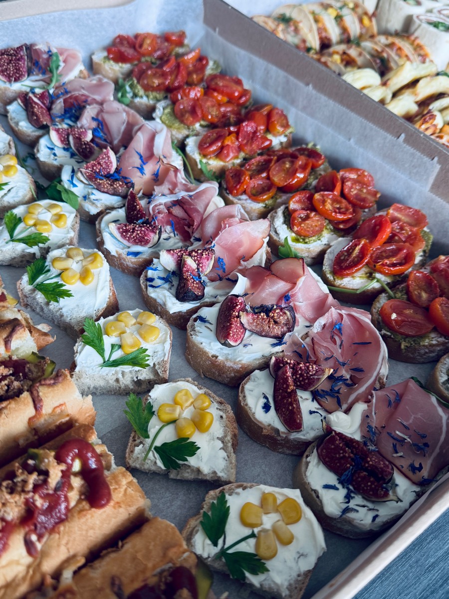 Tartinki z figami i szynką dojrzewającą, z pomidorkami i pesto, z serkiem i kukurydzą układaną w kwiatki