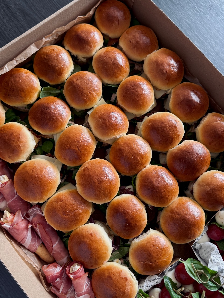 Mini burgery z chrupiącym kurczakiem na drewnianej desce