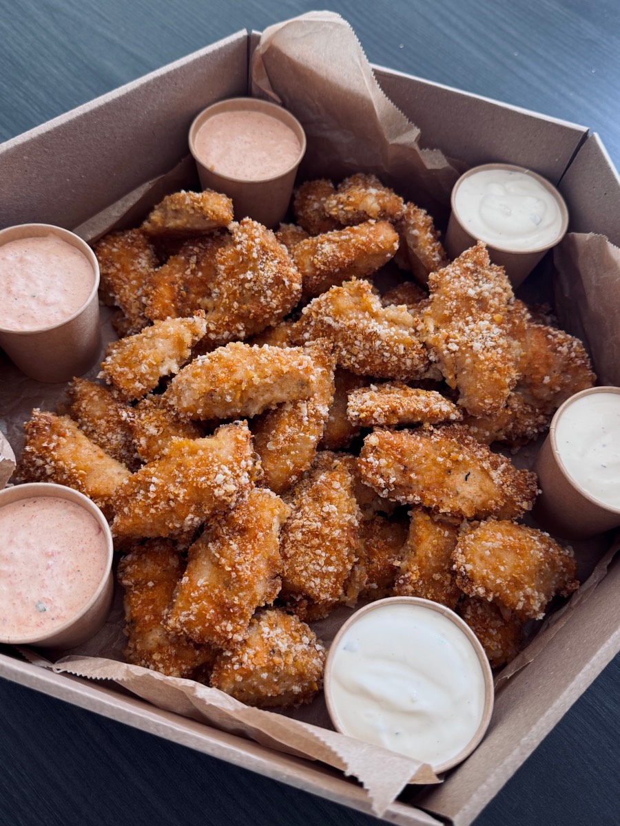 Koreczki i przekąski finger food ułożone na półmisku